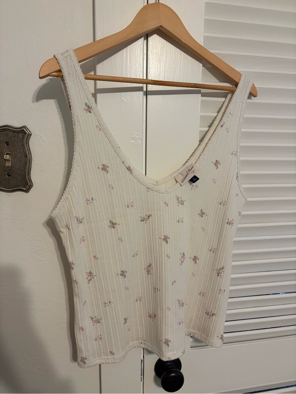 Universal Thread Cream Ribbed Floral Scoop Tank